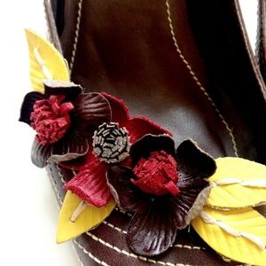 Vintage Two Lips Leather Flower Detail Pointy Toe Mule